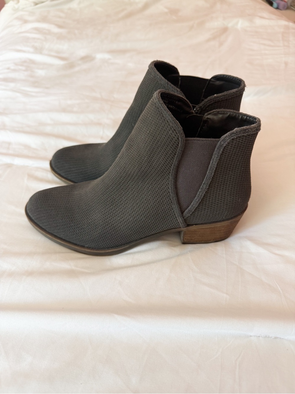 Kensie Gerona Perforated Suede Ankle Boots Size 6.5